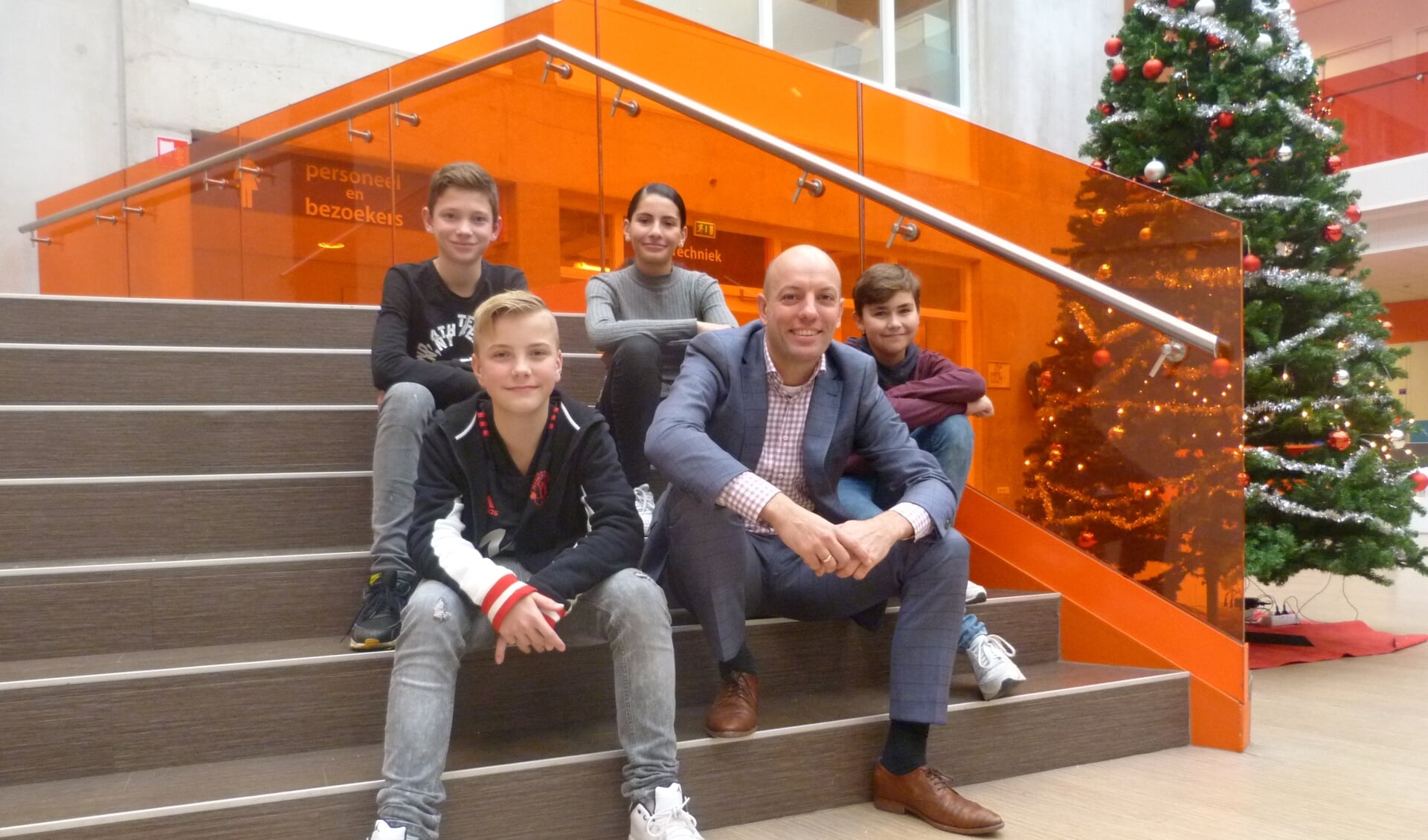 Schooldirecteur Alexander van Horssen en de leerlingen Daan, Joris, Zeb en Lina.