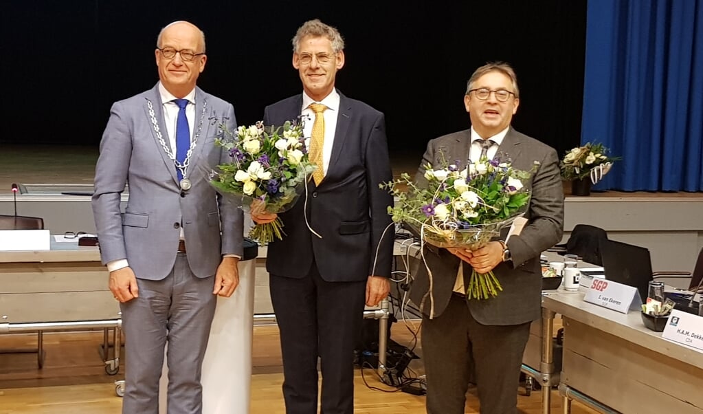 Burgemeester Harry de Vries met de nieuwe wethouder Izaäk van Ekeren en Gerard van Deelen.