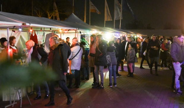 <p>In 2019 liep het publiek rijendik langs de kramen in Nijkerkerveen.</p>