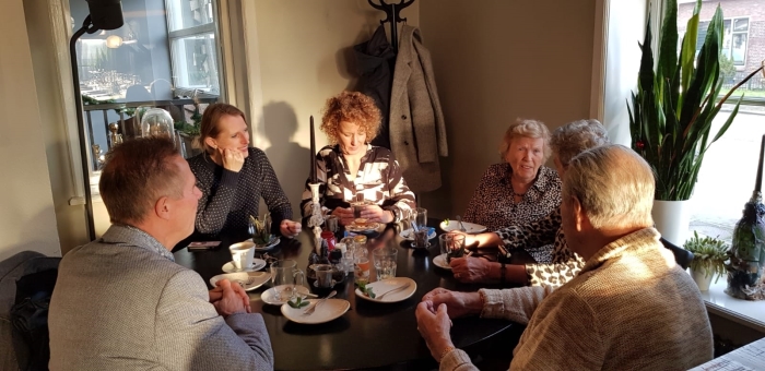 Wethouder Jana Smith in gesprek met gasten en vrijwilligers van PlusBus Houten