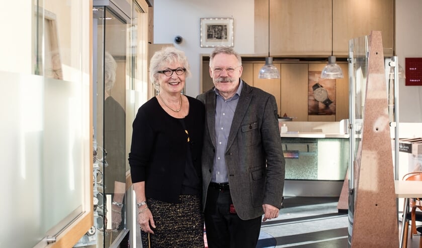 Jacques en Gesina Ploeger in hun juwelierszaak in de Torenstraat te Ede.