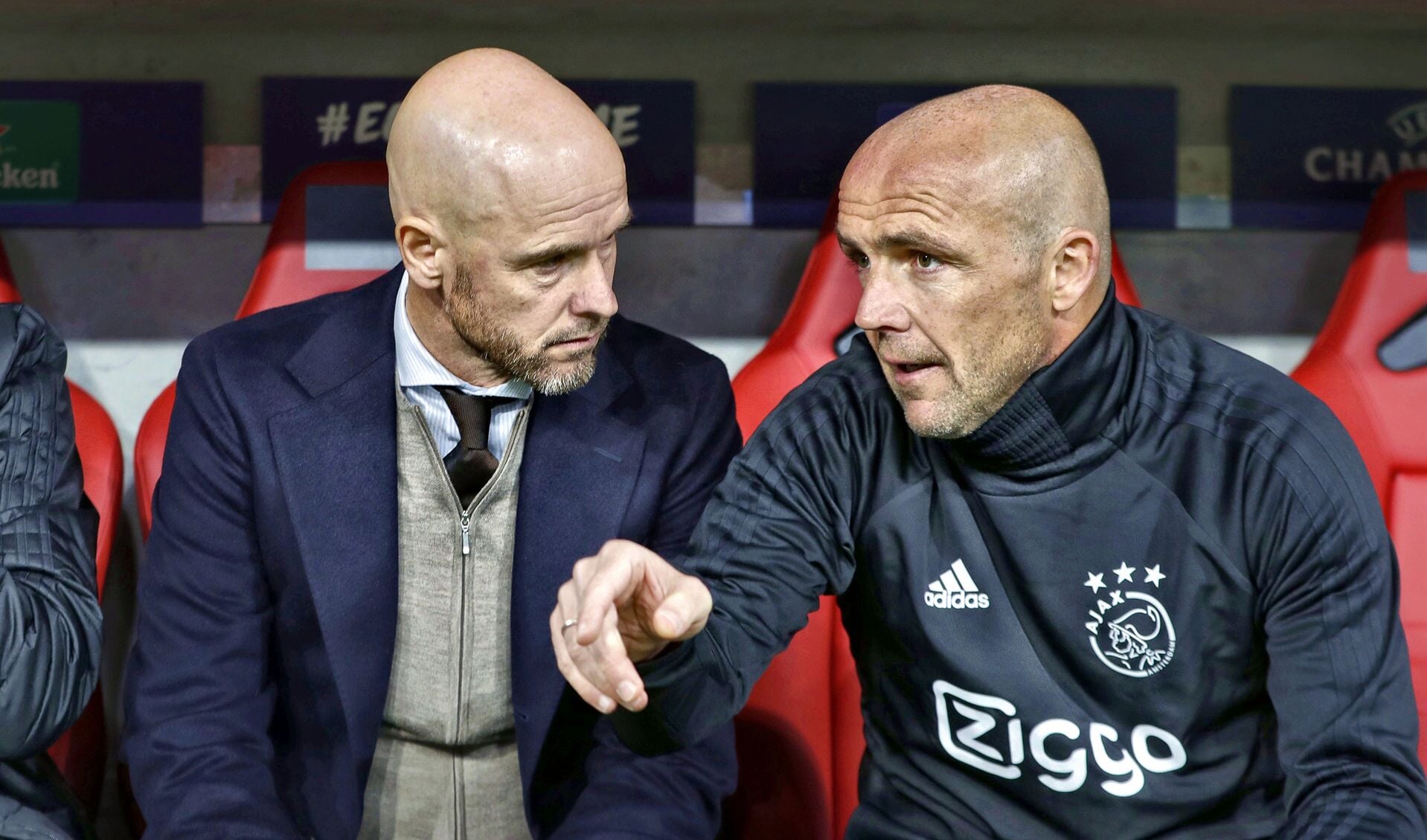 Alfred Schreuder (rechts) fungeert tijdens Heracles - Ajax voor de vierhonderdste keer als assistent-trainer in het profvoetbal.
