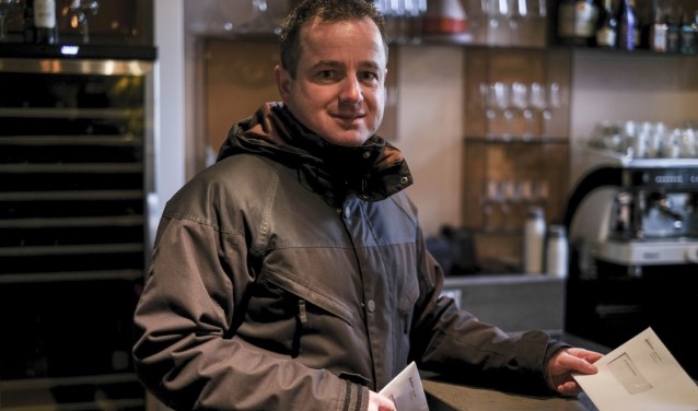 Maandagmorgen deelde Grutters brieven uit aan ondernemers en bewoners langs de route.