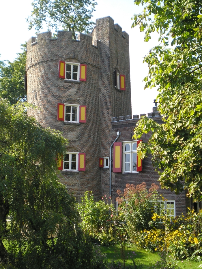 Kasteel Schonauwen ligt midden in de nieuwbouwwijk De Steen
