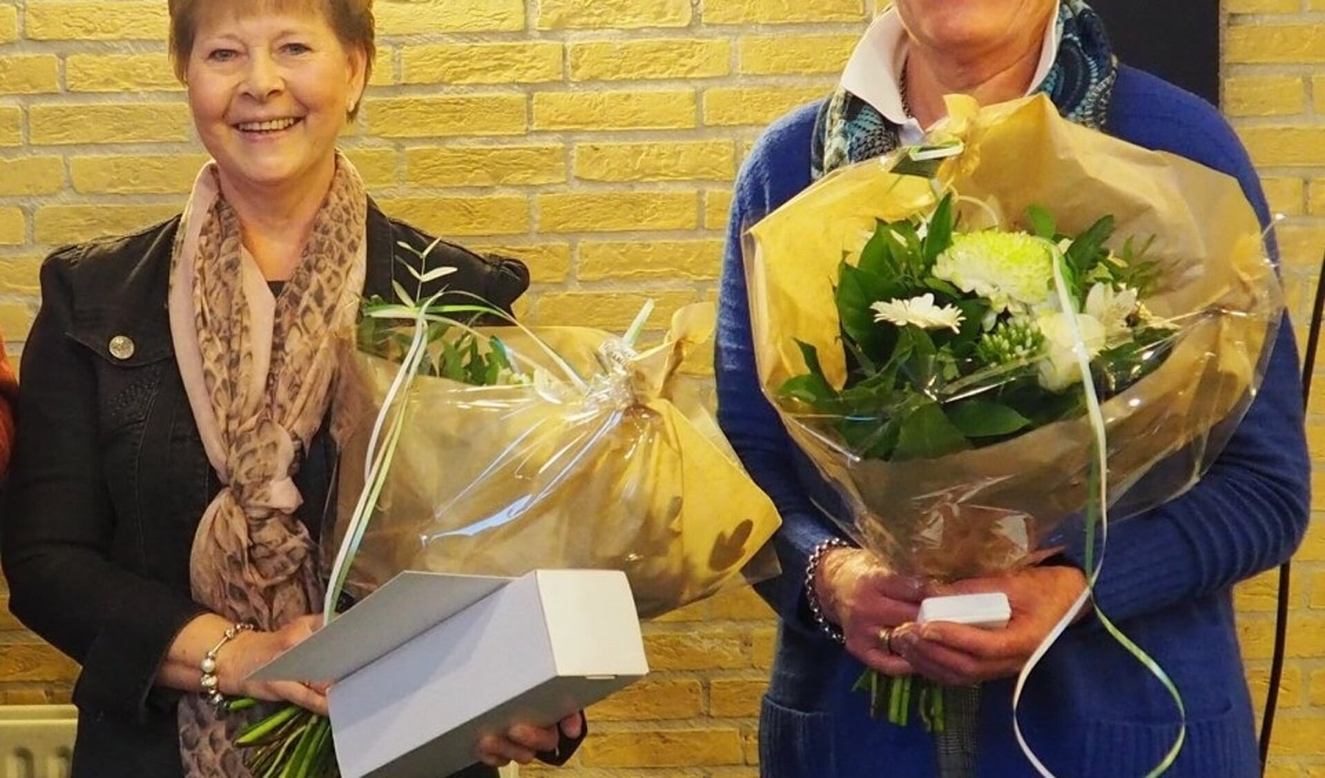 Naast Gerard Kok en Marieke van de Beek        zijn ( links) Ina't Jong en Lia van de Boogaard gehuldigd. 