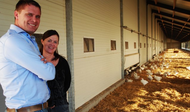 Erik en Karin in de overdekte uitloopstal.