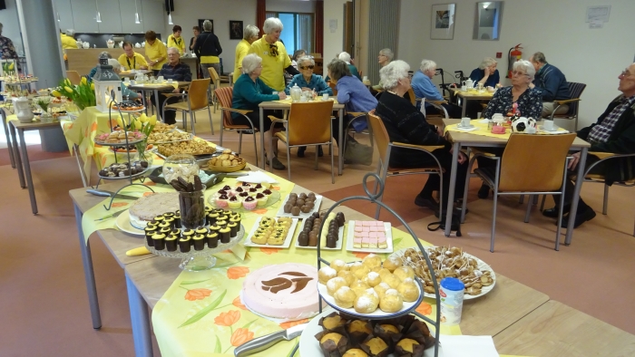 De feestelijk gedekte tafels van de Zonnebloem High Tea