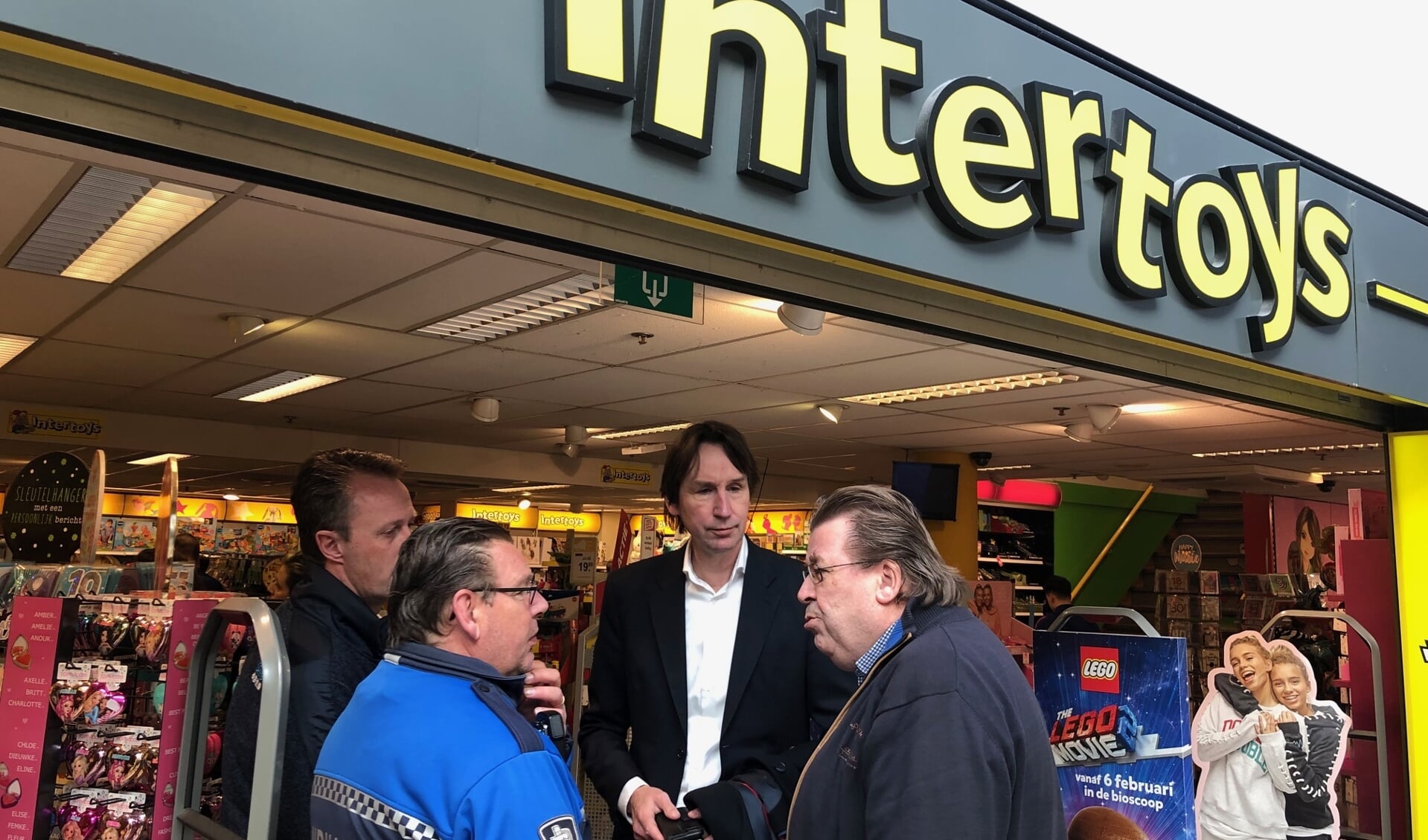 Wethouder Herbert Raat in gesprek met Intertoys-eigenaar Hans de Groot.