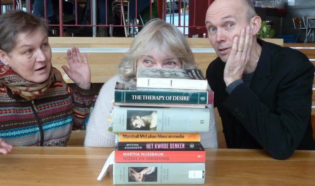 LesBienHeur.EU: theatergezelschap ter bevordering van de filosofie. Vlnr: Miep van Dam, Maria van de Looverbosch, Dick Schipper.