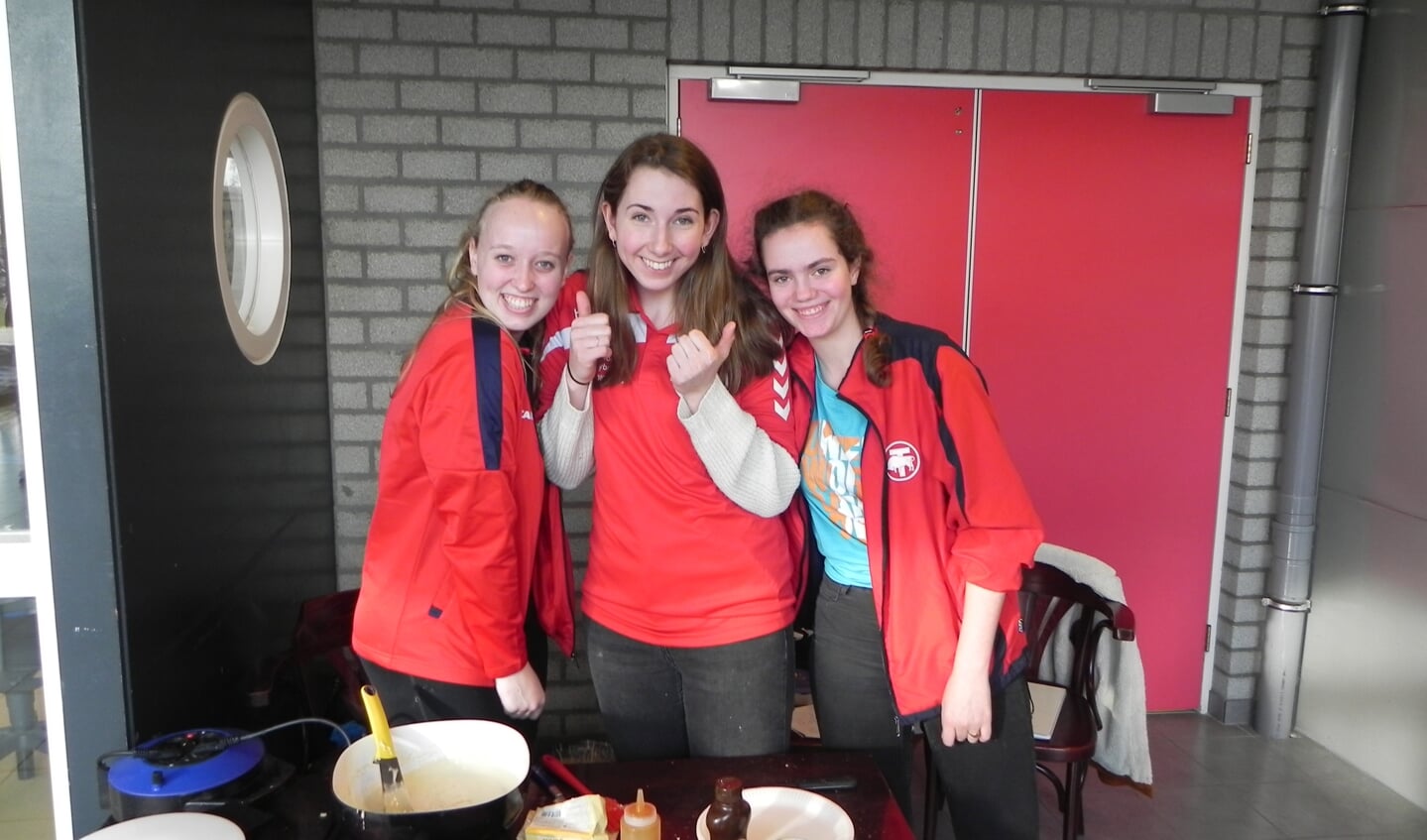 Fleur, Annick en Brianna bakten wafels om hun internationale ambities waar te kunnen maken.