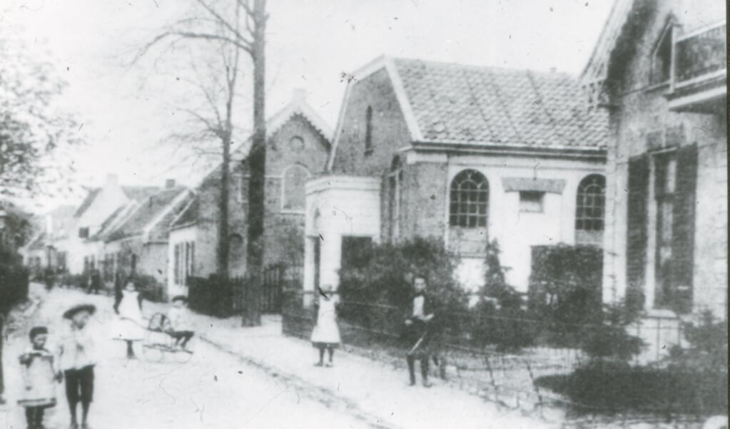 Tweede gebouw rechts: ‘Koetshuiskerkje’ van de groep Cavaljé aan de Molenstraat. In 1903 namen de gereformeerden hun intrek in de Noorderkerk.