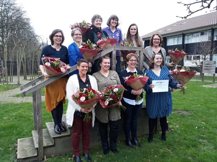 diploma's en bloemen voor GHPers in Moriahoeve