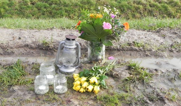 Ter herinnering worden er kaarsjes en bloemen neergelegd op de plaats van het ongeval.