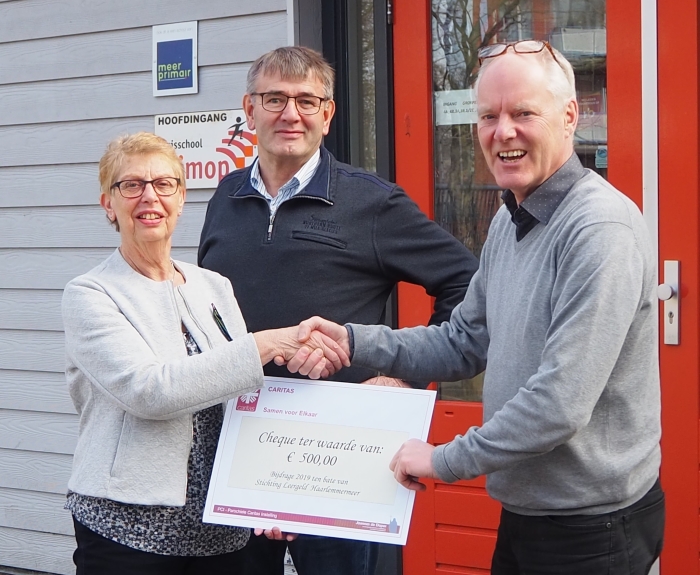Voorzitter Wil Hand van de PCI overhandigt een cheque van € 500 aan directeur Antoine Peeters van de Klimopschool. In het midden: Peter Rethans, penningmeester PCI.