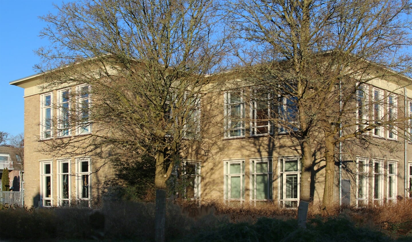 Het monumentale ateliergebouw aan de Van Weerden Poelmanlaan.