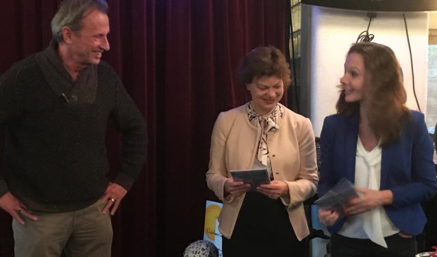 Wethouders Erica Spil en Hilde de Groot ontvangen een Ontdekkaart