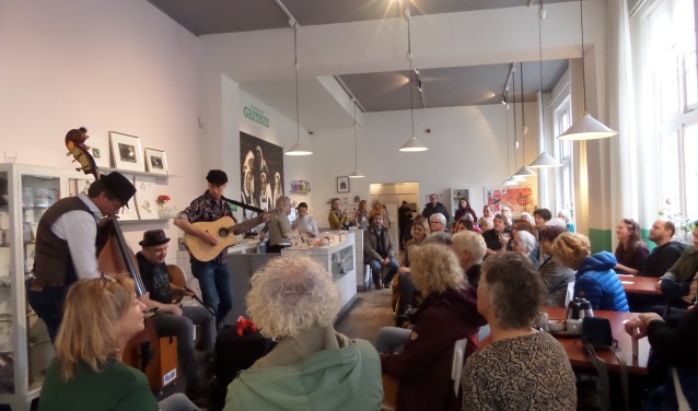 Coverband SpatzS! maakte veel indruk met hun swingende optreden bij Gluren bij de Buren.