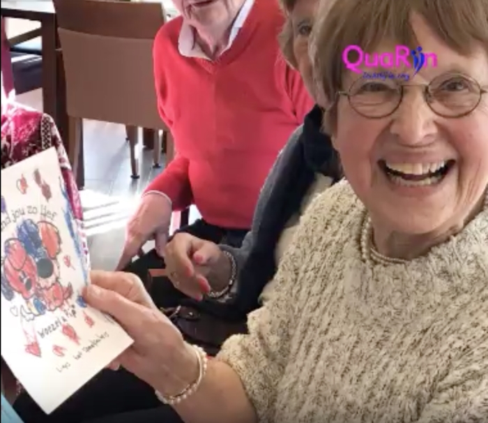 Bewoners zijn blij met de zelfgemaakte Valentijnskaarten