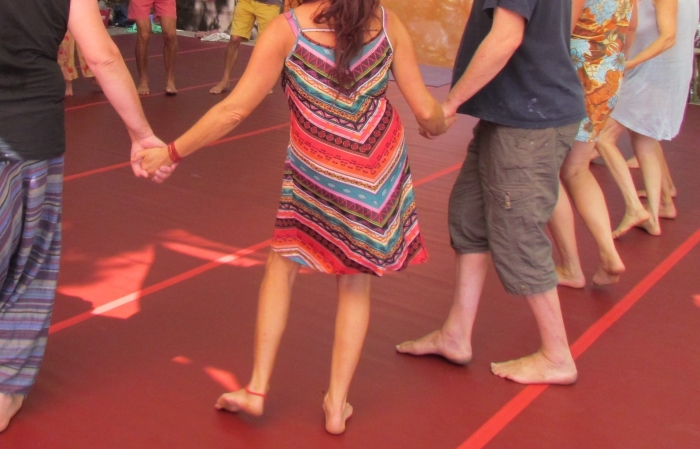 Biodanza cirkel met dansende mensen