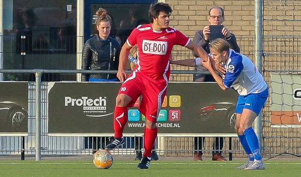 <p>Sil Buikema (rechts) als speler van DTS in duel met Rick Degenaar namens SDV Barneveld in februari 2019.</p>