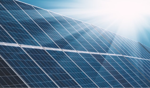 Verblindende zonlicht op zonnepanelen langs snelweg