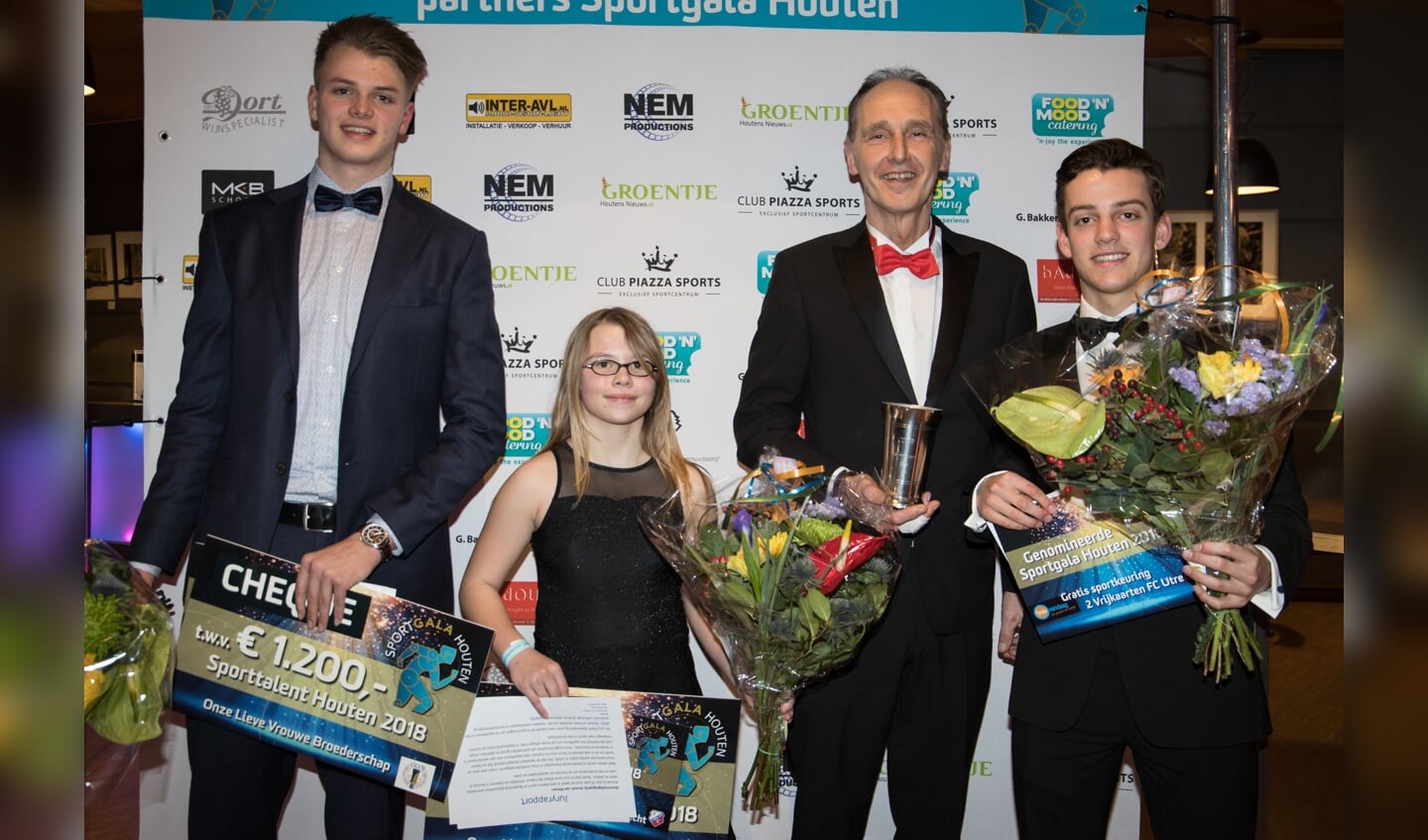 Henk van Kooten van de OLVB met de drie genomineerden voor sporttalent 2018: Rik Damen (Volleybal), Anouk van Maren (Skiën) en Bram van Battum (Hockey).