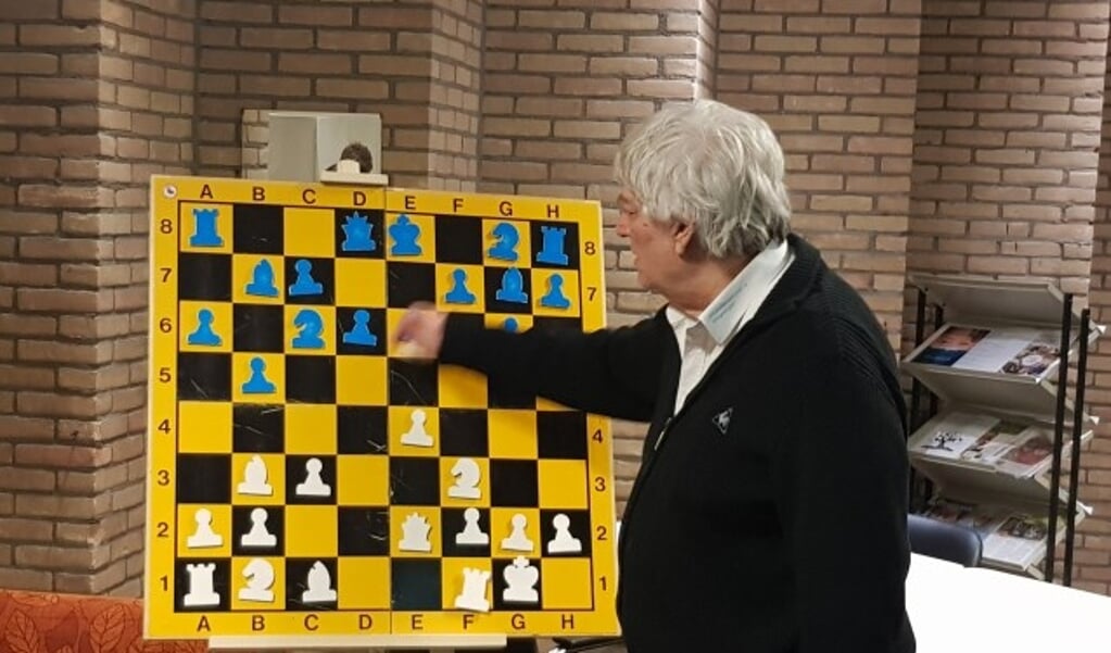 Jan Timman laat zien hoe hij zijn gewonnen eindspel bereikte tegen Purmerend. (foto: Kees Stap)