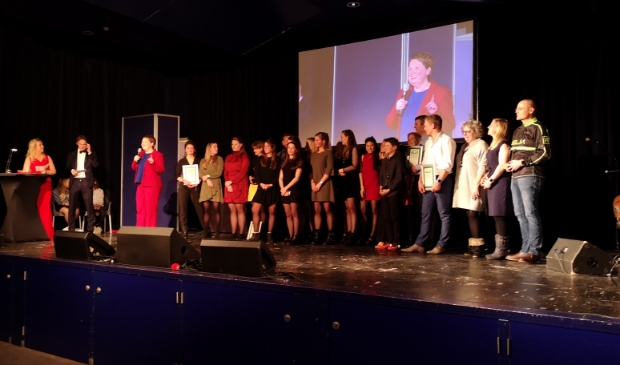 <p>Alle prijswinnaars op het podium in februari 2019 in De Binder in Leersum.</p>