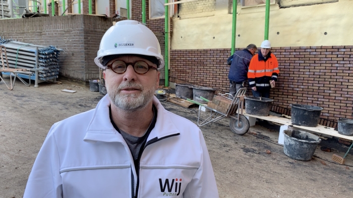 Raadslid Rien van den Hoek neemt een kijkje bij de renovatie van het gemeentehuis.