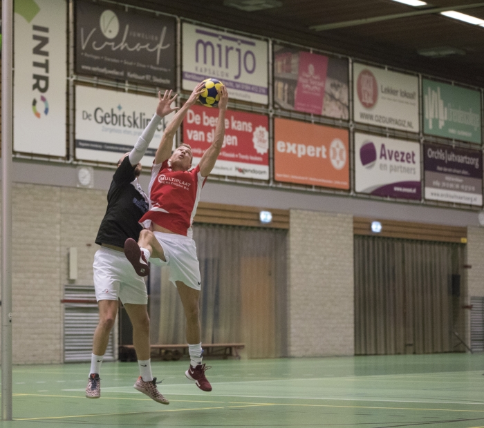 Steven Bakker in een reboundduel met de tegenstander.