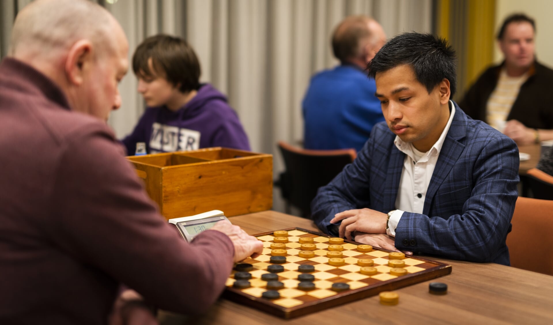 Matthias de Kruijf (rechts) gaat vol voor deelname aan het NK dammen.