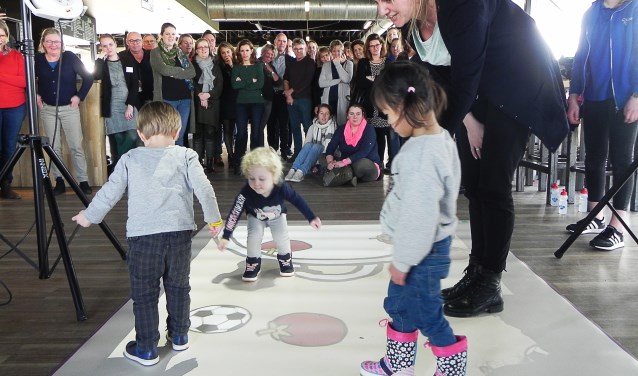 Lynn, Cas en Kiki maken plezier op de proefopstelling Bewegend leren. De voetbal mag niet in de soep vallen.