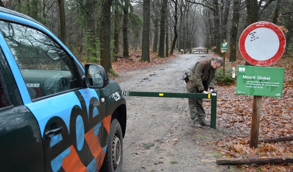 Boa Victor Nuijten controleert hek waarlangs eerder een auto, tegen de regels in, het bos in is gereden.