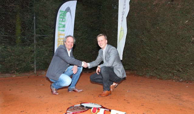 Met een ferme handdruk beklinken Dick Lüschen en Arjen Hop (rechts) het contract.