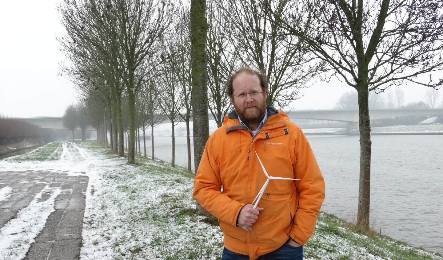 Ruben Berendts aan het Amsterdam-Rijnkanaal. Volgens zijn planning kan windpark Goyerbrug in 2021 worden gebouwd. 
