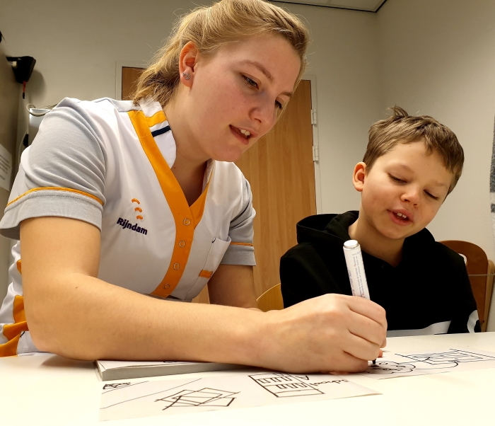 Logopediste Rijndam behandelt afasiepatiënt m.b.v. tekenen i.p.v. te spreken
