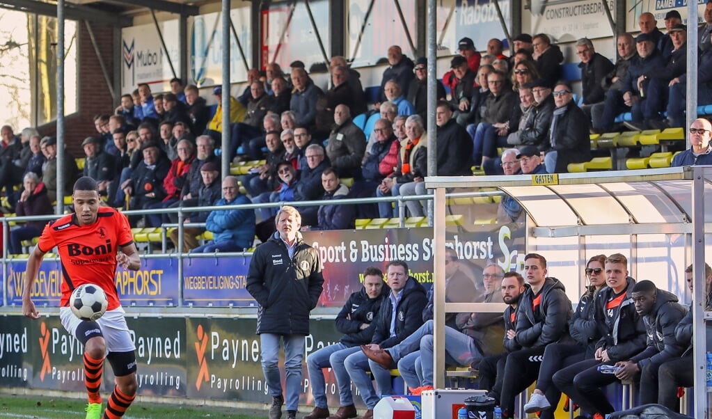 Gadegeslagen door trainer Speelziek en de gehele bank, rukt Janic Makizodila op voor een aanvallende actie