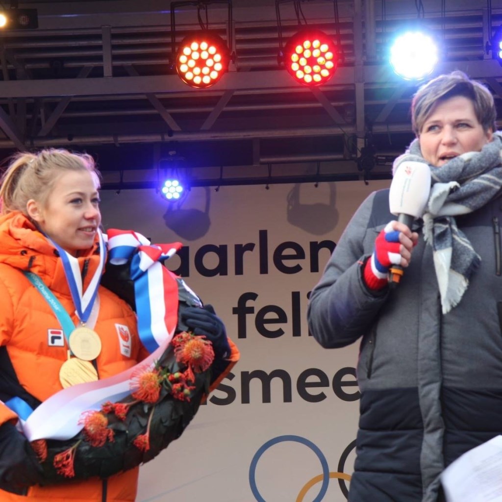 Dorpsraadvoorzitter Wendy Oudshoorn huldigt Esmee Visser.