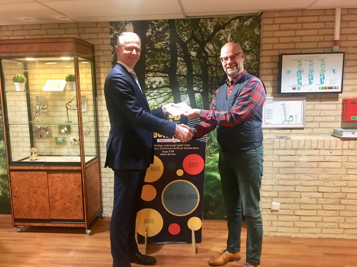 overhandiging van de opbrengst van de sokken aan de Alzheimer stichting