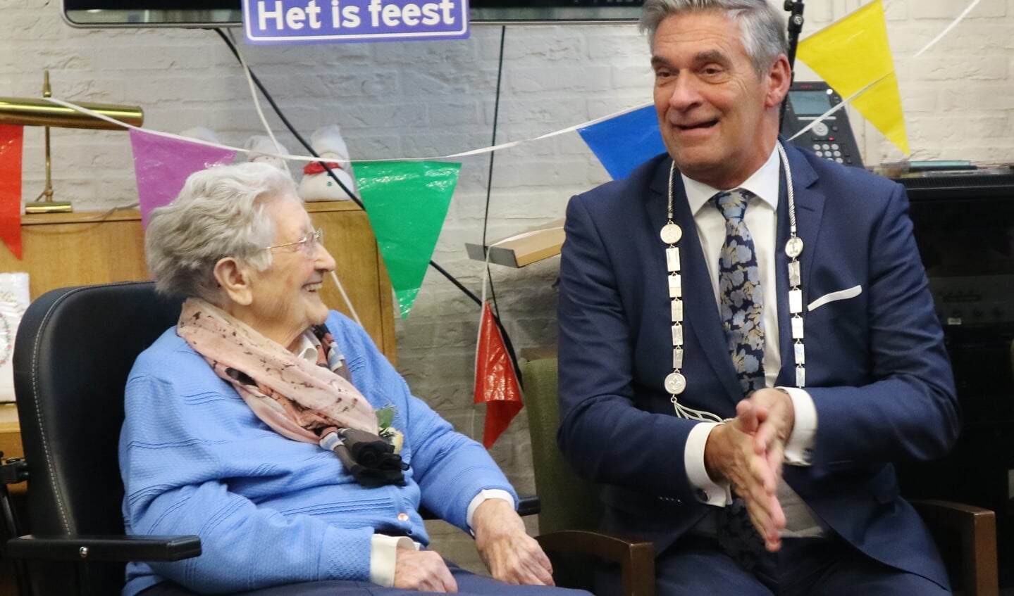 Burgemeester Naafs met mevrouw van Dijk.