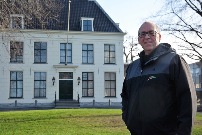 Paul de Bree voor het gemeentehuis in Hillegom