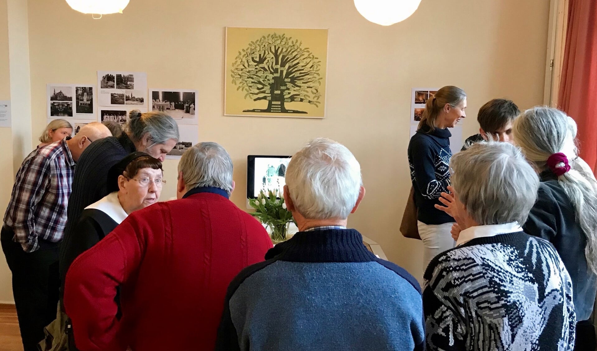 Bezoekers in gesprek met zr. Emmanuel