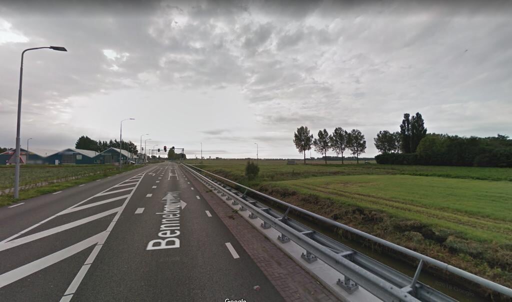 De kruising van de Bennebroekerweg en de Rijnlanderweg zoals deze er tegenwoordig bij ligt.