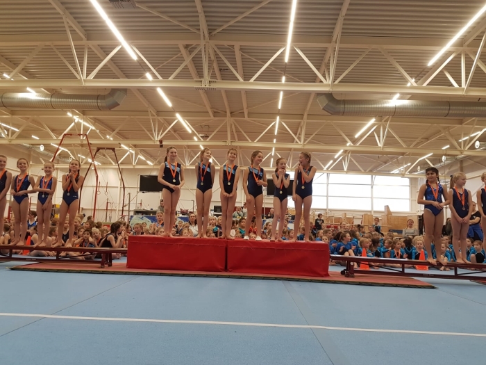 Het team van Annalisa, Isabella, Maaike, Madelief, Jennah en Joëlle enorm blij en verrast met hun behaalde gouden medaille