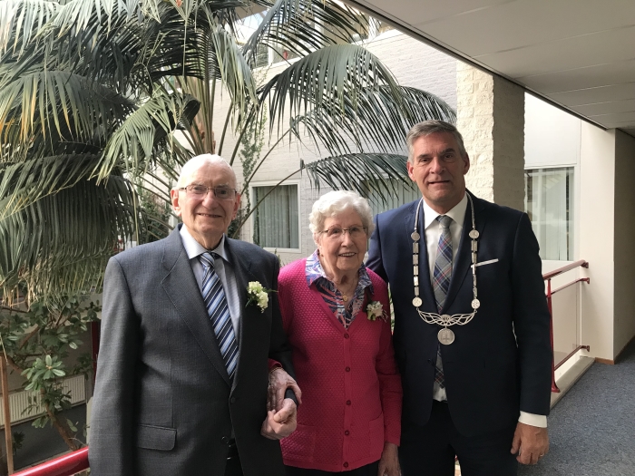 Bruidspaar Bos Schonewille met Burgemeester Naafs