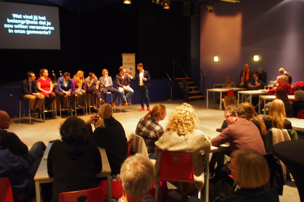 Door het organiseren van politieke café's hoopt de organisatie inwoners te stimuleren om te gaan stemmen.