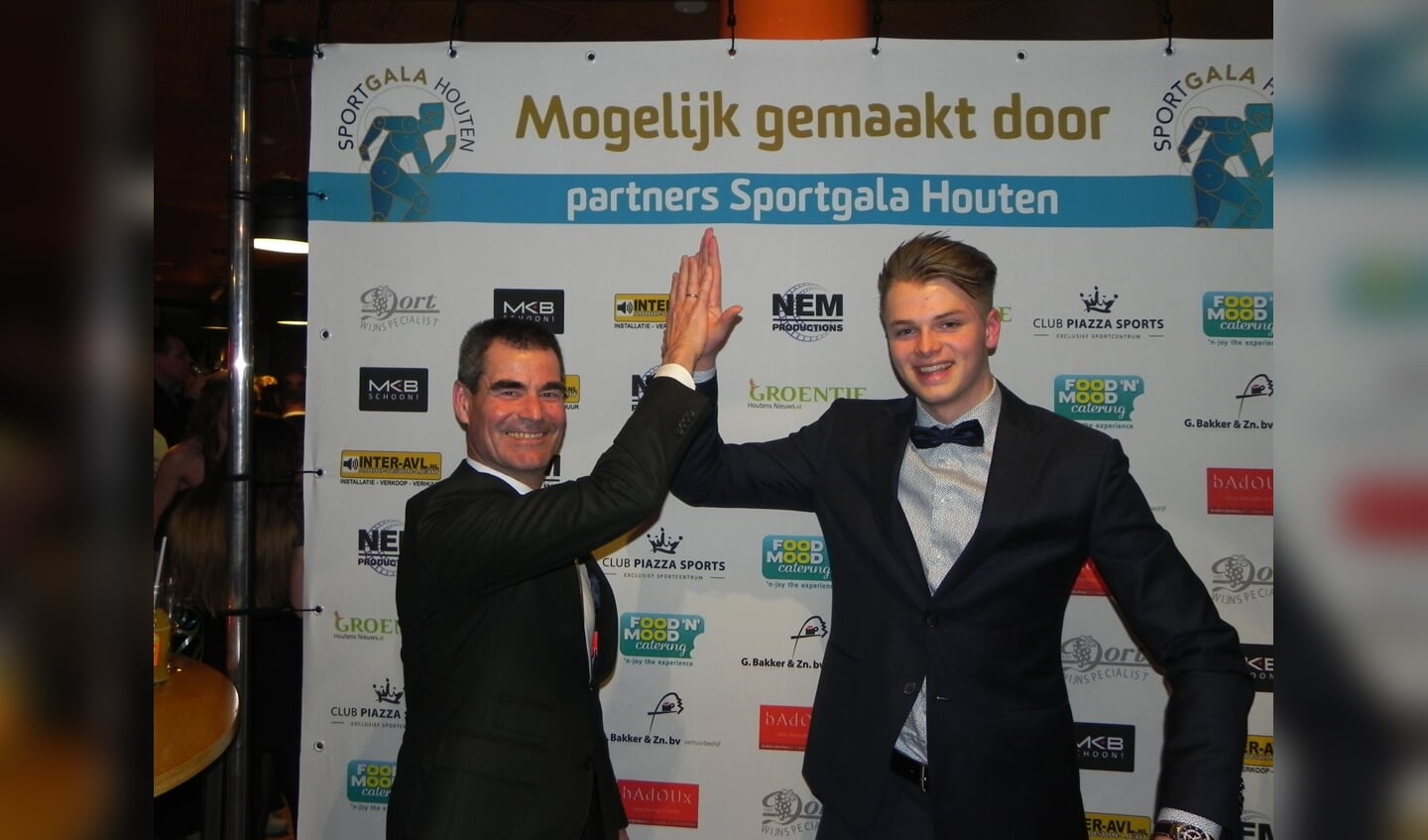 Burgemeester Wouter de Jong feliciteert Rik Damen met zijn uitverkiezing tot Sporttalent 2018.  