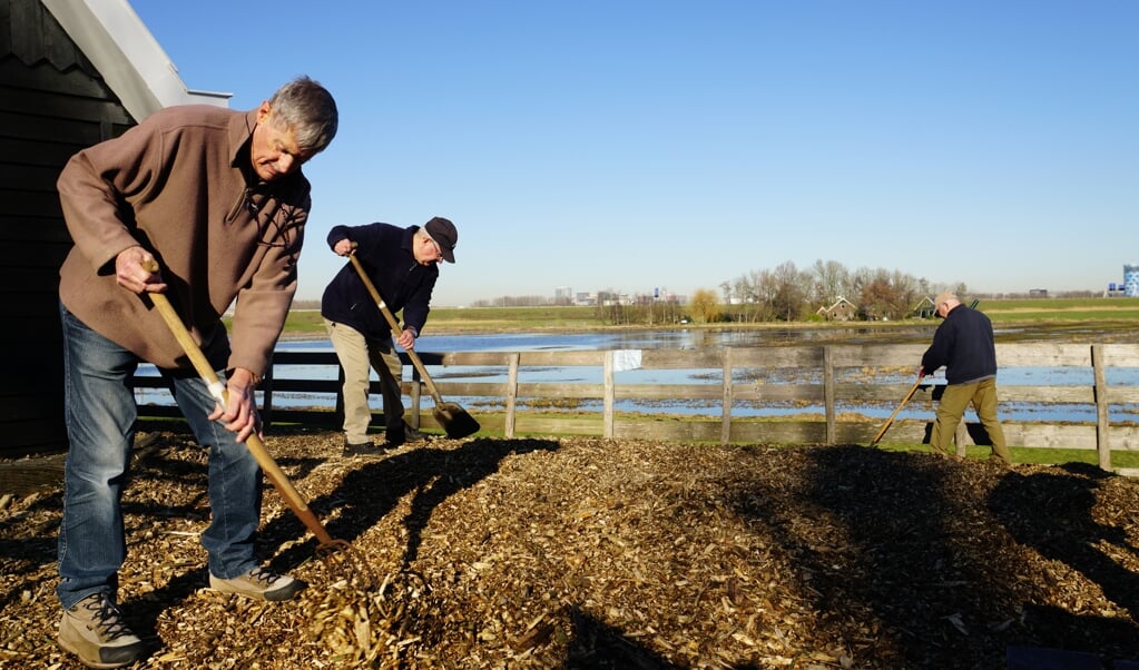 Vrijwilligers van de vogelwerkgroep helpen om de vogelkijkhut klaar te maken voor het publiek.