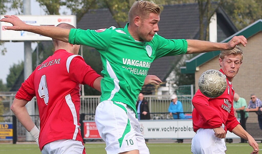 Lennart Ploeg (groen shirt) scoorde twee keer voor de Wekerommers