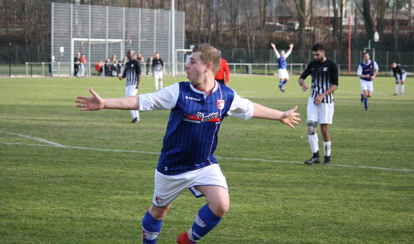 Na het scoren van de 2-3 gaat Sander de Bruin uit zijn dak.